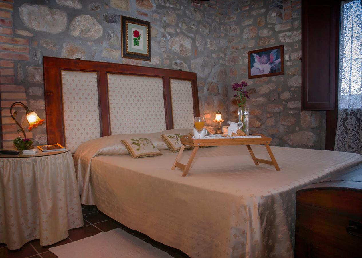 Hostal Il Poggiolo Di Parrano Exterior foto